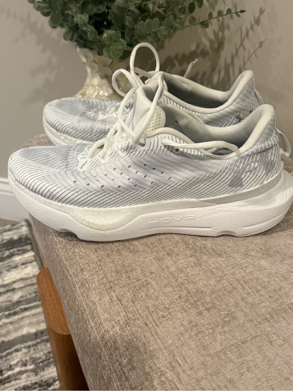 Under Armour Mens Light Gray/White Athletic Running Shoes
